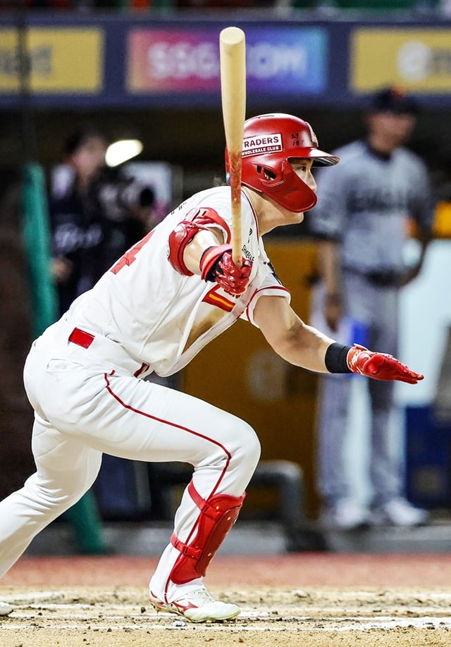 SSG Landers' Choi Ji-hoon hit a go-ahead RBI double in the bottom of the sixth inning during the 2026 Shinhan SOL KBO League home game against Hanwha Eagles at Incheon SSG Landers Field on the 25th. /Photo=Provided by SSG Landers
