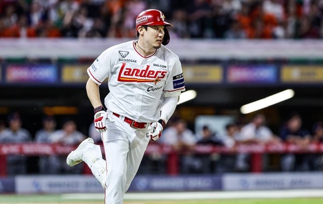 SSG Landers' Oh Tae-gon hit an additional RBI double in the bottom of the sixth during the 2026 Shinhan SOL KBO League home game against Hanwha Eagles at Incheon SSG Landers Field on the 25th. /Photo=Provided by SSG Landers