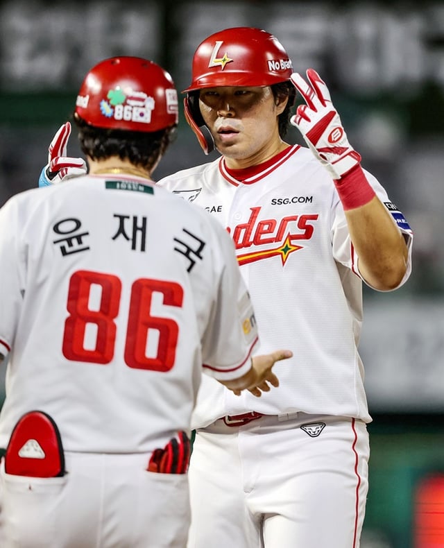 SSG Landers' Han Yu-seom hit a go-ahead RBI single as a pinch-hitter in the bottom of the sixth during the 2026 Shinhan SOL KBO League home game against Hanwha Eagles at Incheon SSG Landers Field on the 25th. /Photo=Provided by SSG Landers