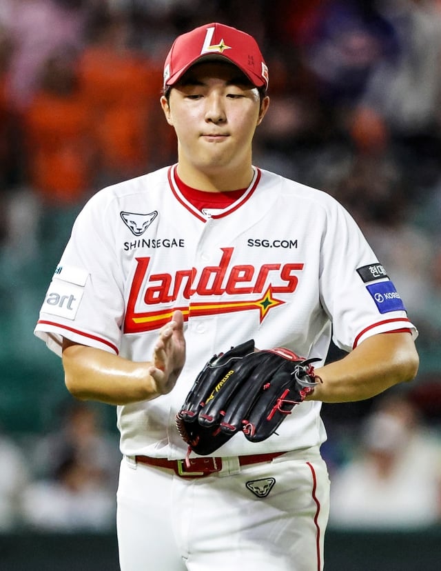 SSG 랜더스 김민준이 25일 인천 SSG랜더스필드에서 열린 한화 이글스와 2026 신한 SOL KBO리그 홈경기에 선발 등판해 이닝을 마치고 박수를 치며 더그아웃으로 향하고 있다. /사진=SSG 랜더스 제공