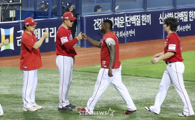 SSG 랜더스 기예르모 에레디아(왼쪽에서 3번째).  /사진=김진경 대기자