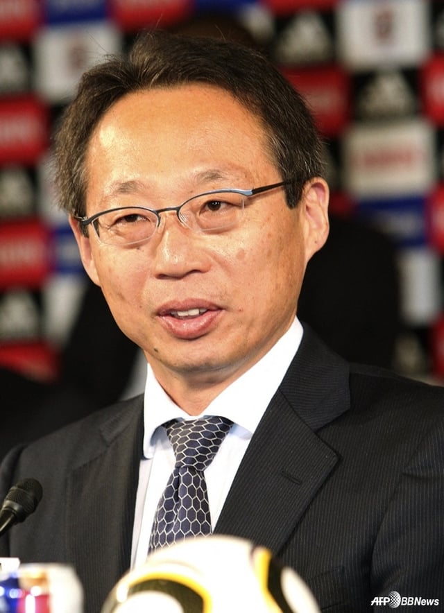 Coach Takeshi Okada. /AFPBBNews=NEWS1