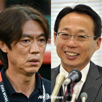 Former South Korea national team head coach Hong Myung-bo (left) and Takeshi Okada. /AFPBBNews=NEWS1