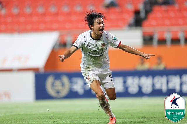 Kento Nishiyama, de Pohang, realiza una celebración tras marcar un gol. /Foto=Federación Coreana de Fútbol Profesional