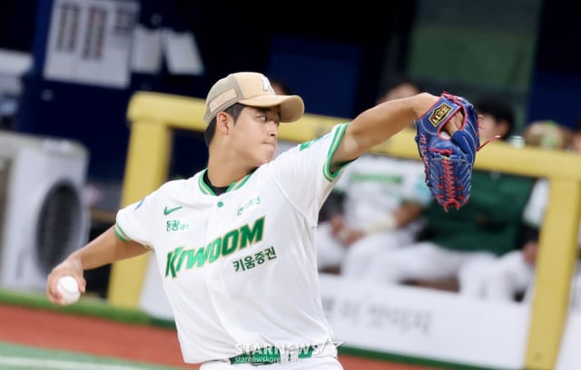 Kiwoom right-handed pitcher Park Jun-hyun is pitching as the starter in the 2026 KBO League Kiwoom Heroes vs NC Dinos game held at Gocheok Sky Dome on June 11, 2026. The Dinos started with Rylee. /Photo=Senior reporter Kang Young-jo cameratalks@