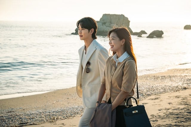 왼쪽부터 김수현, 조보아 /사진=디즈니+ '넉오프' 스틸