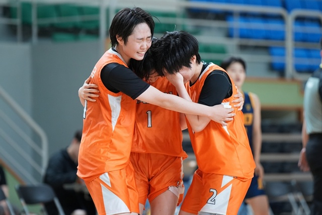 Jung Hye-yoon (en el centro) y los jugadores del Gimnasio de Mujeres de Masan se alegran al haber derrotado a las jugadoras del Gimnasio de Mujeres de Samcheongpo y así clasificarse para el Campeonato Nacional. /foto=entrenadora Lee Yu-ri y la Federación Coreana de Baloncesto de Escuelas Secundarias proporcionado