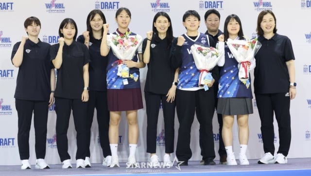 Los jugadores seleccionados por el Banco Woori en el draft de novatos de la WKBL para las temporadas 2026 y 2027 posan para una fotografía conmemorativa con el equipo. /Foto=corresponsal jefe Kim Jin-kyung.