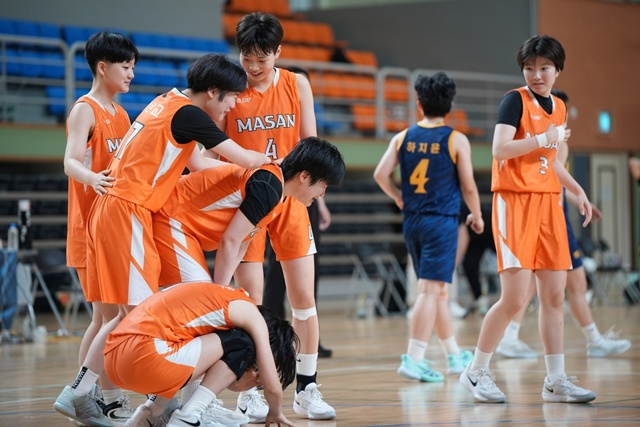 Jugadoras del Colegio Femenino Masan celebrando. /Foto=entrenadora Lee Yu-ri y Federación Coreana de Baloncesto de Escuelas Secundarias proporcionado