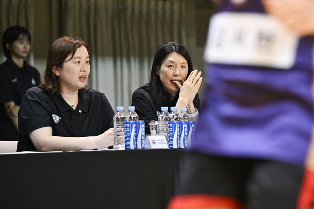 El entrenador del Banco Woori de Asan, Jeon-juwon (a la derecha). /Foto=Federación Coreana de Baloncesto Femenino proporcionado