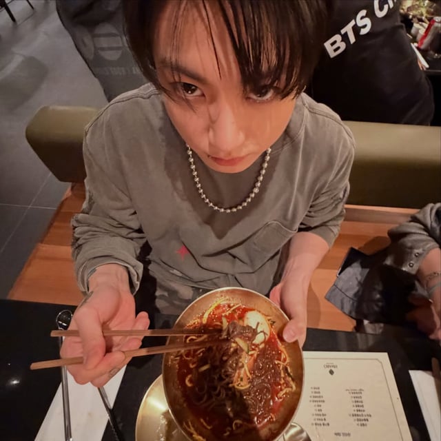 /foto=V de BTS en redes sociales