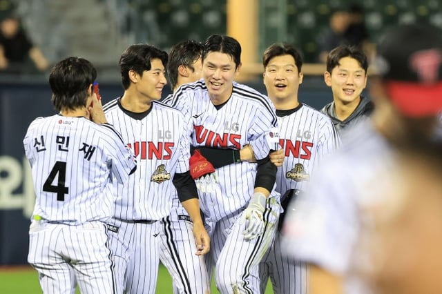 LG 홍창기(가운데)가 25일 잠실 NC전 연장 10회말 2사 만루에서 끝내기 안타를 쳤다. /사진=LG 트윈스 제공