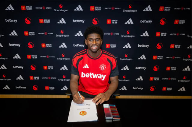 Carlos Baleba signs his contract. /Photo=Man Utd official SNS screenshot