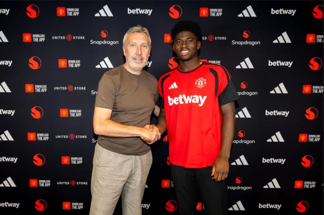 Carlos Baleba (on the right). /Photo=Man Utd official SNS screenshot