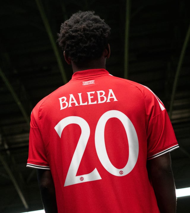 Carlos Baleba receiving the number 20 jersey. /Photo=Man Utd official SNS screenshot