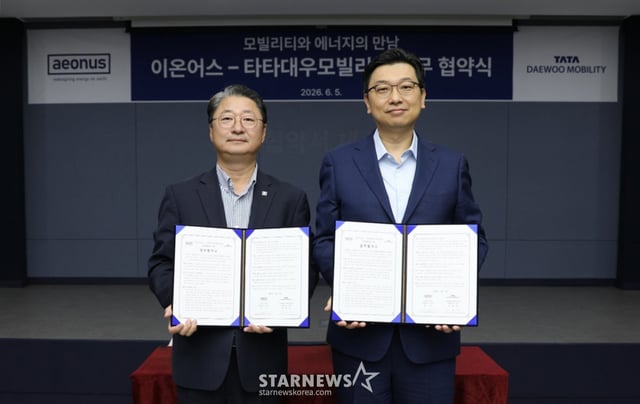 (From left) Kim Tae-sung of Tata DaewooMo Bil-ri-ti (President) and Kim Tae-sung of Tata DaewooMo Bil-ri-ti (President)