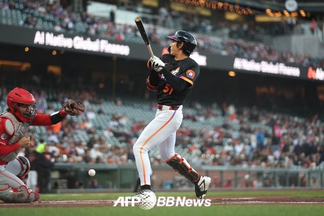 San Francisco Giants outfielder Lee Jung-hoo reached base on a hit-by-pitch in the first inning on the 26th (Korean time). /Photo=AFPBBNews=NEWS1