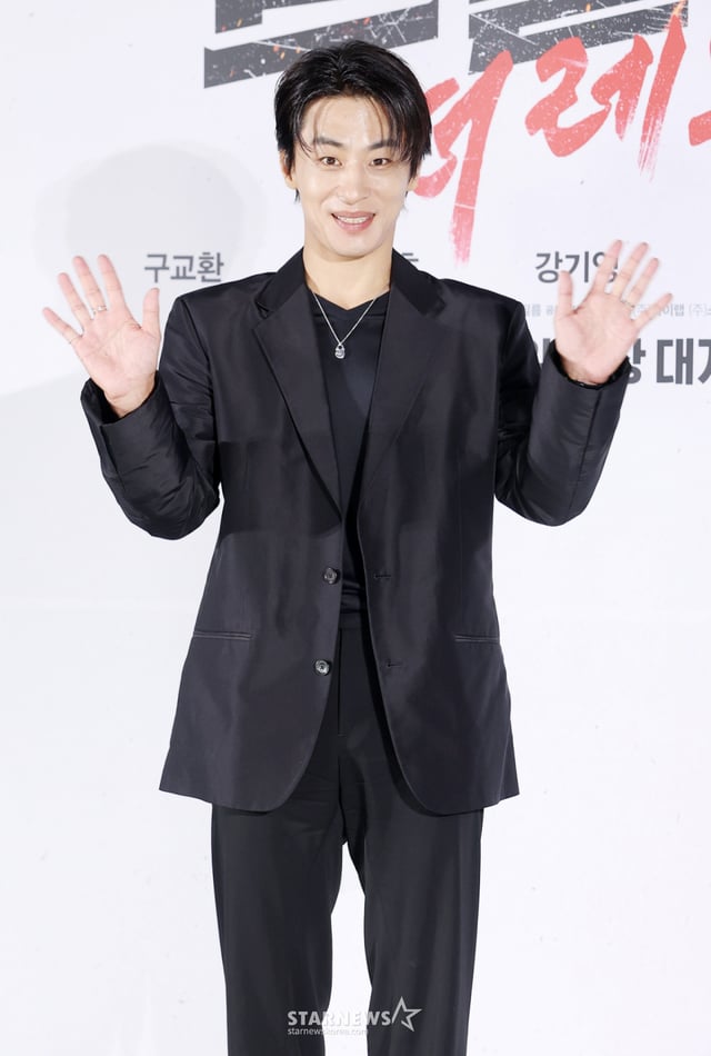 (서울=뉴스1) 권현진 기자 = 배우 구교환이 26일 서울 광진구 롯데시네마 건대입구에서 열린 영화 '부활남: 더 레드(‘감독 백) 제작보고회에 참석해 포즈를 취하고 있다. '부활남:더 레드'는 근거 없는 자신감이 유일한 스펙인 취준생 ‘석환’(구교환 분)이 죽은 뒤 72시간이면 부활하는 능력을 갖고 있다는 걸 알게 된 후 의문의 추격을 당하며 펼쳐지는 이야기를 그린 작품이다. 2026.8.26/뉴스1 Copyright © 뉴스1. All rights reserved. 무단 전재 및 재배포, AI학습 이용 금지. /사진=(서울=뉴스1) 권현진 기자