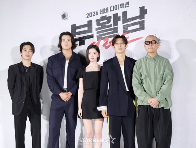 (서울=뉴스1) 권현진 기자 = 배우 구교환(왼쪽)가 26일 서울 광진구 롯데시네마 건대입구에서 열린 영화 '부활남: 더 레드(‘감독 백) 제작보고회에 참석해 신승호와의 호흡에 대해 이야기 하고 있다. '부활남:더 레드'는 근거 없는 자신감이 유일한 스펙인 취준생 ‘석환’(구교환 분)이 죽은 뒤 72시간이면 부활하는 능력을 갖고 있다는 걸 알게 된 후 의문의 추격을 당하며 펼쳐지는 이야기를 그린 작품이다. 2026.8.26/뉴스1 Copyright © 뉴스1. All rights reserved. 무단 전재 및 재배포, AI학습 이용 금지. /사진=(서울=뉴스1) 권현진 기자