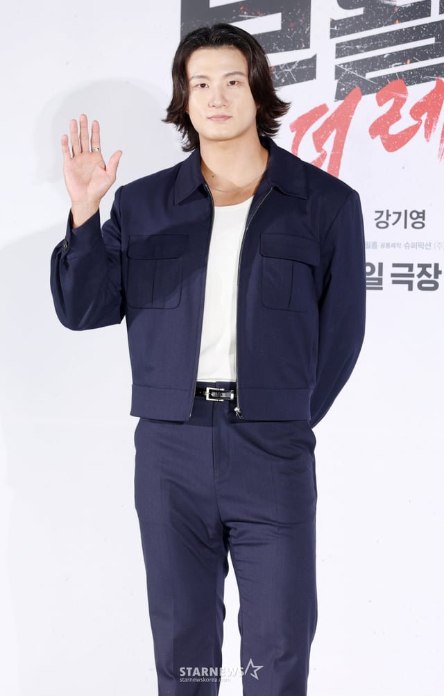 (서울=뉴스1) 권현진 기자 = 배우 신승호가 26일 서울 광진구 롯데시네마 건대입구에서 열린 영화 '부활남: 더 레드(‘감독 백) 제작보고회에 참석해 작품 홍보를 하고 있다. '부활남:더 레드'는 근거 없는 자신감이 유일한 스펙인 취준생 ‘석환’(구교환 분)이 죽은 뒤 72시간이면 부활하는 능력을 갖고 있다는 걸 알게 된 후 의문의 추격을 당하며 펼쳐지는 이야기를 그린 작품이다. 2026.8.26/뉴스1 Copyright © 뉴스1. All rights reserved. 무단 전재 및 재배포, AI학습 이용 금지. /사진=(서울=뉴스1) 권현진 기자