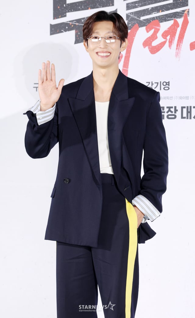 (서울=뉴스1) 권현진 기자 = 배우 강기영이 26일 서울 광진구 롯데시네마 건대입구에서 열린 영화 '부활남: 더 레드(‘감독 백) 제작보고회에 참석해 인사말을 하고 있다. '부활남:더 레드'는 근거 없는 자신감이 유일한 스펙인 취준생 ‘석환’(구교환 분)이 죽은 뒤 72시간이면 부활하는 능력을 갖고 있다는 걸 알게 된 후 의문의 추격을 당하며 펼쳐지는 이야기를 그린 작품이다. 2026.8.26/뉴스1 Copyright © 뉴스1. All rights reserved. 무단 전재 및 재배포, AI학습 이용 금지. /사진=(서울=뉴스1) 권현진 기자