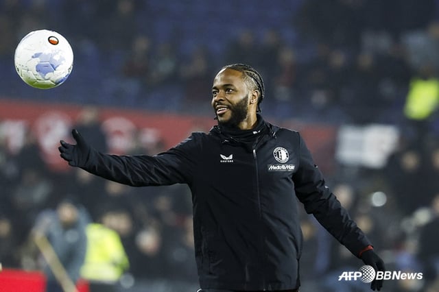 Sterling, a key winger for England with 82 caps, has recently been struggling with severe form slumps and psychological difficulties. He rose to stardom after moving from Queens Park Rangers (QPR) to Liverpool in 2010 at the age of 15, then joined Manchester City in 2015, leading the team to four English Premier League (EPL) titles, five Carabao Cup victories, and one FA Cup win.
