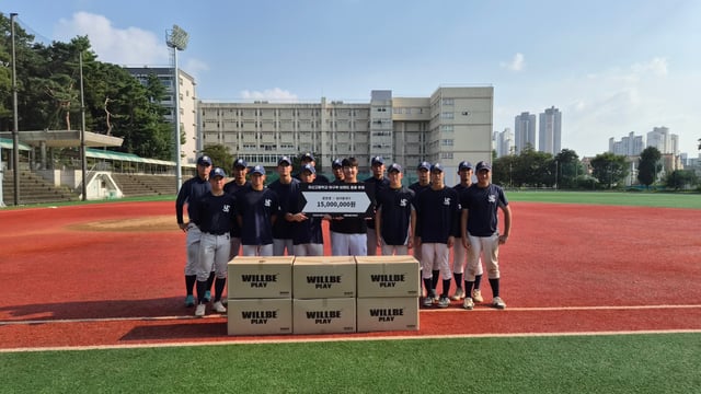 LG's Moon Bo-kyung and Yushin High School players. /Photo=Grow Sports provided