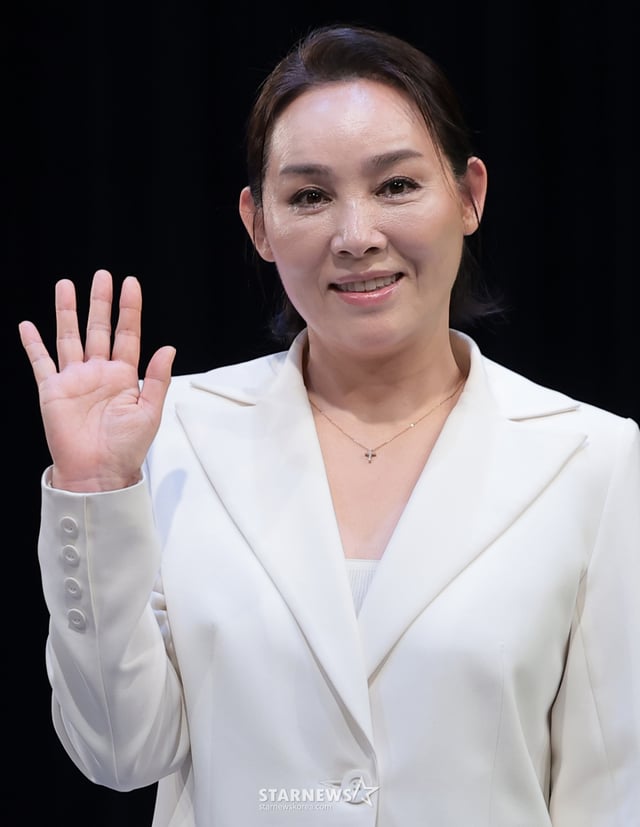 (서울=뉴스1) 권현진 기자 = 가수 양수경이 26일 오후 서울 마포구 YTN홀에서 열린 기자회견에서 포즈를 취하고 있다. 2026.8.26/뉴스1 Copyright © 뉴스1. All rights reserved. 무단 전재 및 재배포, AI학습 이용 금지. /사진=(서울=뉴스1) 권현진 기자