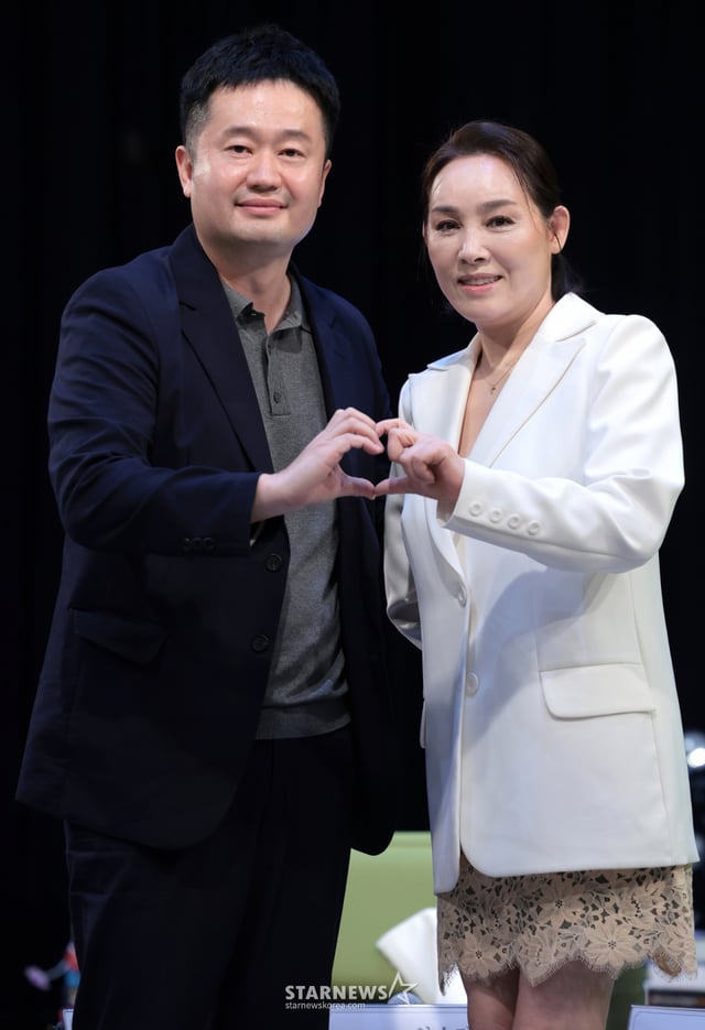(서울=뉴스1) 권현진 기자 = 최민선 ㈜좋은콘서트 대표 프로듀서와 가수 양수경(오른쪽)이 26일 오후 서울 마포구 YTN홀에서 열린 기자회견에서 포즈를 취하고 있다. 2026.8.26/뉴스1 Copyright © 뉴스1. All rights reserved. 무단 전재 및 재배포, AI학습 이용 금지. /사진=(서울=뉴스1) 권현진 기자