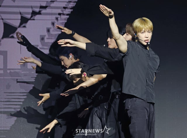 그룹 '에스에프나인'(SF9)이 26일 오후 서울 마포구 상암동 큐브컨벤션센터에서 진행된 정규 2집 '터내서티'(TENACITY) 발매기념 쇼케이스에서 신곡을 선보이고 있다. 앨범명은 '끈기와 집념'이라는 사전적 의미와 함께 데뷔 10주년(TEN)의 궤적을 엮어냈다. /2026.08.26 /사진=이동훈 photoguy@