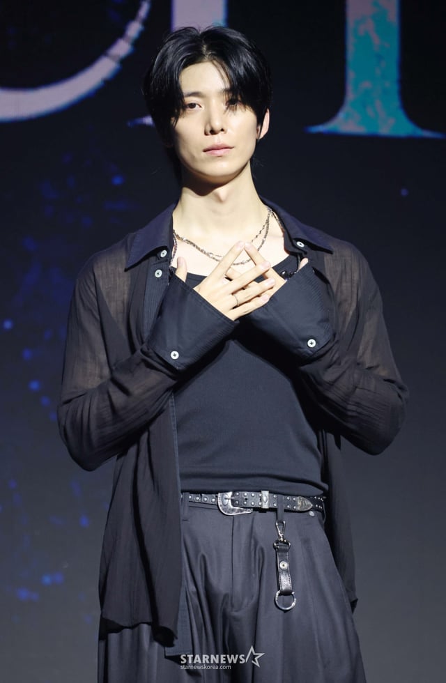 그룹 '에스에프나인'(SF9) 휘영이 26일 오후 서울 마포구 상암동 큐브컨벤션센터에서 진행된 정규 2집 '터내서티'(TENACITY) 발매기념 쇼케이스에서 포즈를 취하고 있다. 앨범명은 '끈기와 집념'이라는 사전적 의미와 함께 데뷔 10주년(TEN)의 궤적을 엮어냈다. /2026.08.26 /사진=이동훈 photoguy@