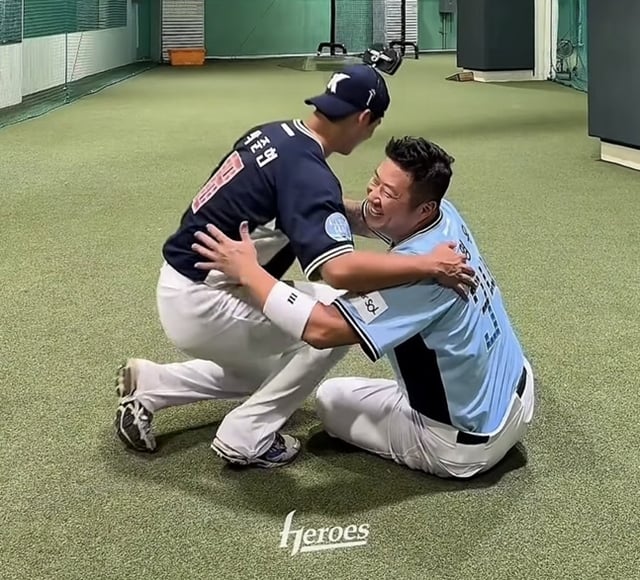Park Jun-hyun (left) and Choi Hyung-woo embracing during last July's All-Star Game. /Photo=Kiwoom Heroes