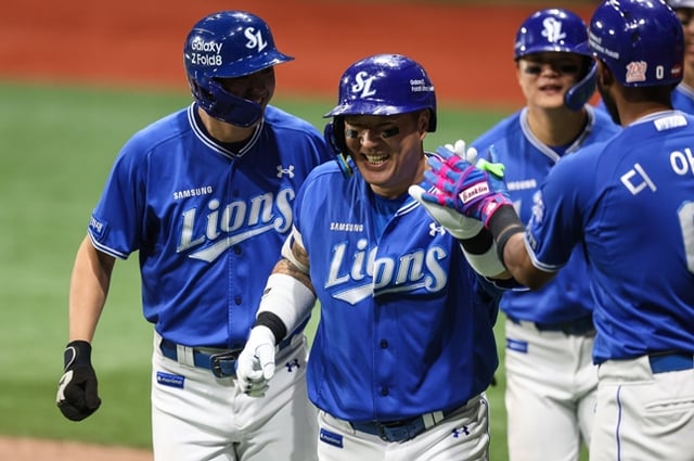 Choi Hyung-woo receiving congratulations immediately after his bases-loaded home run. /Photo=Samsung Lions