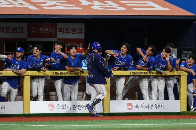 김영웅을 맞이하는 삼성 선수단. /사진=삼성 라이온즈