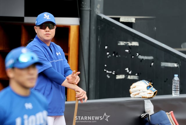 삼성 박진만 감독이 9일 수원KT위즈파크에서 열리는 2026KBO리그 삼성라이온즈와 KT 위즈 경기를 앞두고 훈련하는 선수들을 살피고 있다. 삼성은 KT에 반게임 뒤진 3위다. 2026.06.09. /사진=강영조 cameratalks@