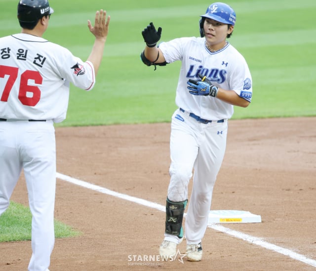 2026 KBO 퓨처스리그 올스타전이 10일 서울 잠실야구장에서 열렸다. 남부 함수호(삼성)가 2회말 무사에서 선제 우월 1점 홈런을 날리고 홈인하고 있다. /사진=김진경 kim.jinkyung@