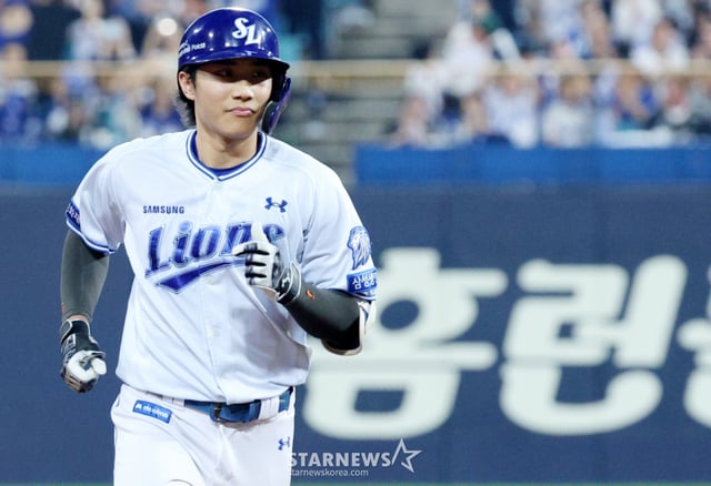 The 2026 Shinhan SOL KBO League Samsung Lions vs. SSG Landers game was held on the 20th at Daegu Samsung Lions Park. Samsung's Lee Jae-hyun hits a one-run home run to left field in the bottom of the fifth inning with one out and crosses home plate. /Photo=Chief correspondent Kim Jin-kyung kim.jinkyung@