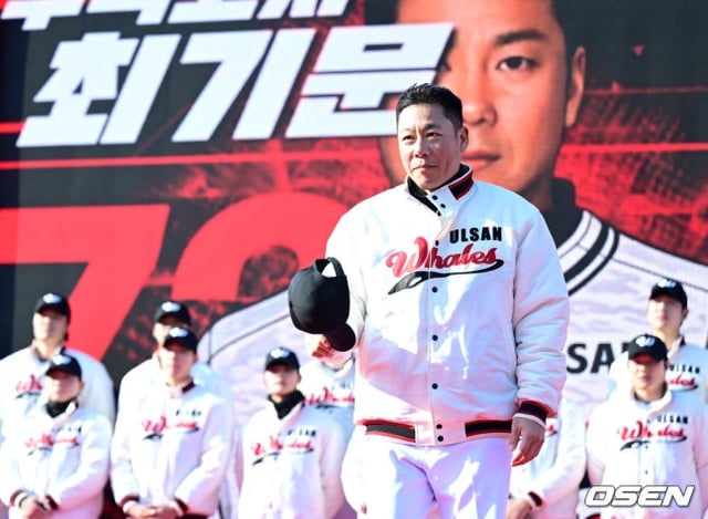 Senior Coach Choi Ki-moon at the club's founding ceremony last February.