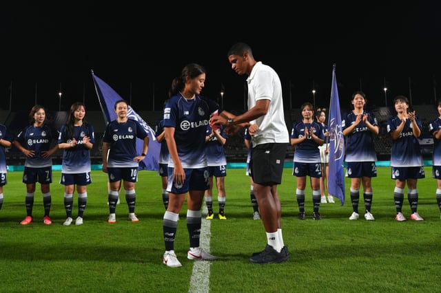 Kai-o (right) is placing an armband on Seol Land Queen Cup national team captain Bang Ji-hye. /Photo=Seoul Land provided