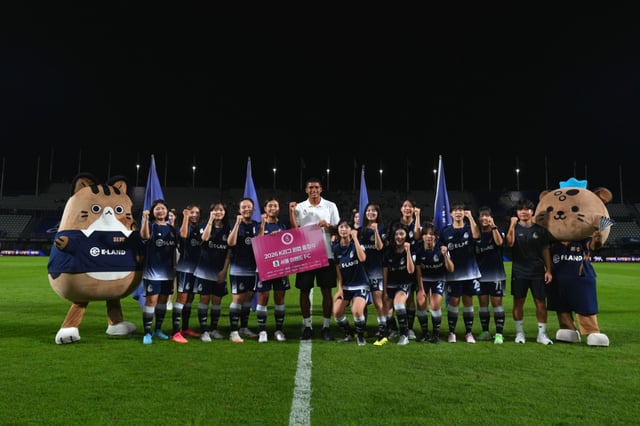 Kai-o (center) poses for a commemorative photo with the Seoul Land Queen Cup national team players. /Photo=Seoul Land