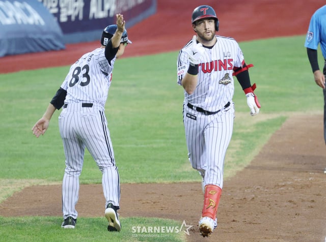 Austin Dean de LG Twins (derecha). /Foto=corresponsal jefe Kim Jin-kyung