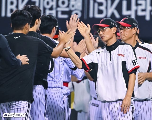 LG Twins players celebrate a victory over the NC Dinos in their 2026 Shinhan SOL KBO League home game at Jamsil Baseball Stadium in Songpa-gu, Seoul, on the 26th, while sharing a high-five with head coach Yeom Kyung-yeop (right).