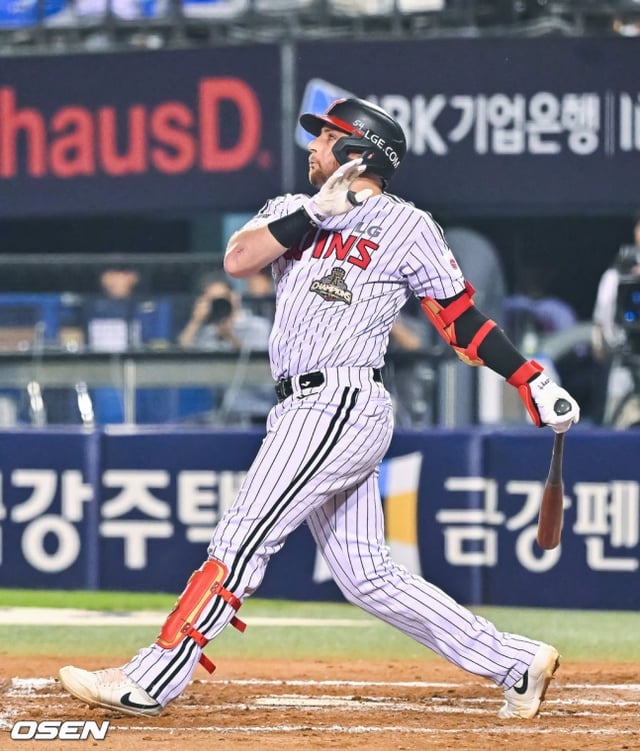 LG Twins' Austin Dean hits a crucial three-run home run in the bottom of the seventh inning during the 2026 Shinhan SOL KBO League home game against the NC Dinos at Jamsil Baseball Stadium in Songpa-gu, Seoul, on the 26th.