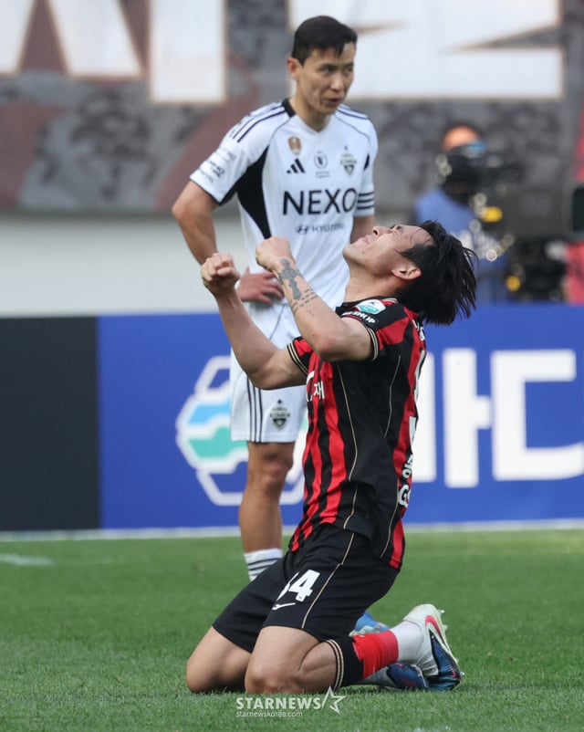 하나은행 K리그1 2026 FC서울 대 전북현대 경기가 11일 서울월드컵경기장에서 열렸다. FC서울 송민규가 1-0 상황에서 종료 휘슬이 울리자 환호하고 있다. /사진=김진경 kim.jinkyung@