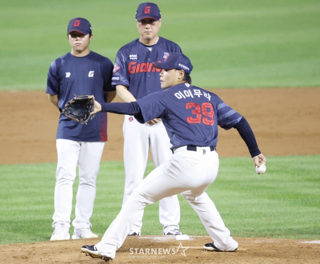 El partido de la Liga KBO Shinhan SOL 2026 entre los Doosan Bears y los Lotte Giants se celebró el día 21 en el estadio de béisbol Jamsil de Seúl. Lotte Ii-mura está realizando una gran actuación. /foto=corresponsal jefe Kim Jin-kyung kim.jinkyung@