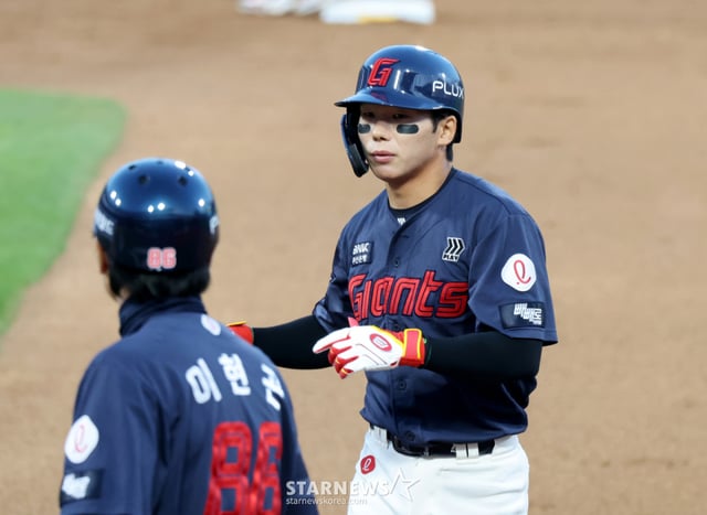 Jang Du-seong de Lotte logra llegar a base con un hit en el tercer inning del partido de la Liga KBO 2026 entre KT Wiz y Lotte Giants, que se disputa el día 6 en el SuwonKT Wiz Park. 2026.05.06. Jang Du-seong de Lotte logra llegar a base con un hit en el tercer inning del partido de la Liga KBO 2026 entre KT Wiz y Lotte Giants, que se disputa el día 6 en el SuwonKT Wiz Park. 2026.05.06. /Foto=reportero sénior Kang Young-jo cameratalks@