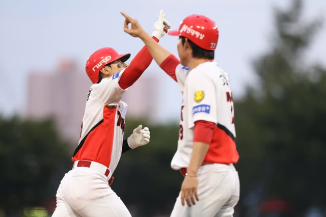 KIA Tigers' Kim Do-young, who started at third base and batted third in the 2026 Shinhan SOL KBO League regular-season home game against Lotte Giants held on the 26th at Gwangju-KIA Champions Field, hit a home run in his first at-bat and performed a celebratory ceremony with base running coach Ko Young-min. /Photo=KIA Tigers