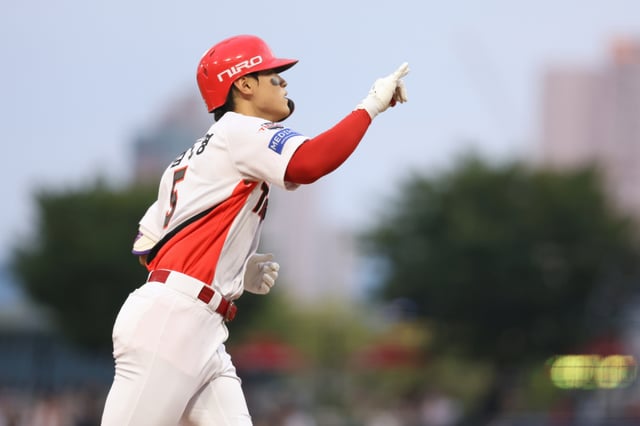 KIA Tigers' Kim Do-young, who started at third base and batted third in the 2026 Shinhan SOL KBO League regular-season home game against Lotte Giants held on the 26th at Gwangju-KIA Champions Field, hit a home run in his first at-bat and ran around the field. /Photo=KIA Tigers