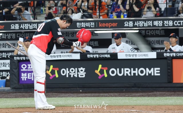 2026 신한 SOL KBO리그 한화 이글스 대 KIA 타이거즈 경기가 지난 18일 대전한화생명볼파크에서 열렸다.  이적 후 처음으로 대전에 방문한 KIA 하주석이 2회초 타석에 들어서며 한화팬에 인사하고 있다. /사진=김진경 kim.jinkyung@