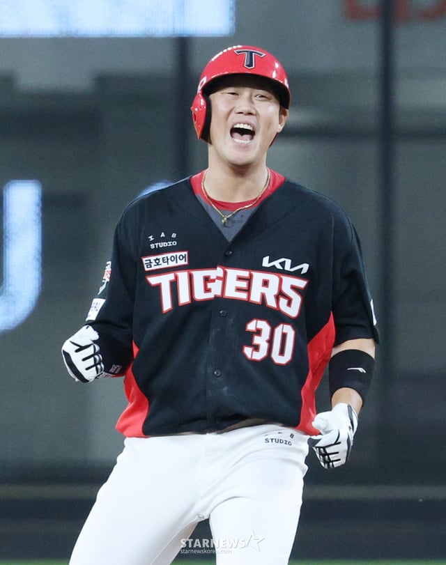 2026 신한 SOL KBO리그 한화 이글스 대 KIA 타이거즈 경기가 지난 18일 대전한화생명볼파크에서 열렸다.  KIA 하주석이 2회초 1사에서 좌월 2루타를 날리고 출루한 후 환호하고 있다. /사진=김진경 kim.jinkyung@